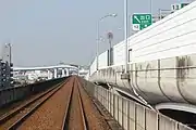 並行する東海交通事業城北線からオフランプを望む。