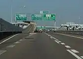 名二環内回りの名古屋高速1号楠線への分岐部。その奥に11号小牧線の分岐部を配置