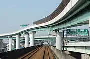 並行する城北線の上をランプが横断する