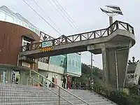 併設された道の駅にある歩道橋「サンセットブリッジ」。会館3Fにあるガラス張りの三角形の構造物が「サンセット展望台」（2004年9月）