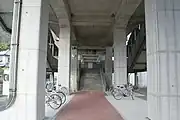 高架下にある駅への出入り口（2008年12月）