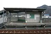 2番線ホームの待合室。上下線ともに待合室の左手（北側）に駅へ出入りするための階段がある（2008年12月）
