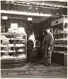経堂・大英堂製パン店。1952年の正月と思われる。中央は関忠雄(1959年に下北沢に独立する)(関家提供)