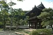 境内と山門