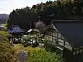 本堂および山門(裏山から)