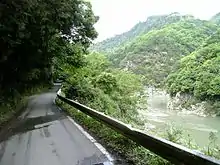 石灰岩露出で乳緑色となる桂川