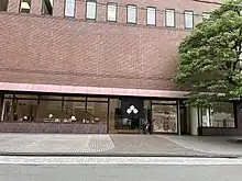 本社1階入口部分と暖簾(千切紋)
