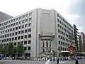 四条烏丸の京都三井ビル（三井住友銀行京都支店）。横河民輔の設計で、角に旧建物の一部が保存されている