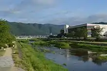 鴨川河畔から見た京都北山、中央奥が桟敷ヶ岳
