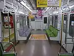 リニューアル後の優先座席エリア南寄り先頭車(左)とそれ以外(右)
