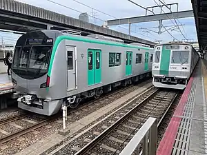 烏丸線で運用される20系(左)と10系(右)(竹田駅)
