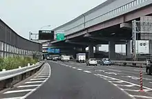 四日市方面への本線流入部は伊勢湾岸自動車道名古屋南IC入口も併用（奥が入口）