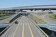 愛知県道50号名古屋碧南線と共和ICの分合流部。左側のカーブを直進すると国道23号に流入する（右画像）。
