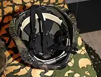 フィンランド軍のヘルメット外観（左）および内観（右）