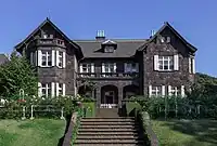 古河男爵家の本邸だった洋館(東京都北区西ヶ原)。ジョサイア・コンドルの晩年の作品で、洋館の周りにはバラやツツジが植えられた西洋庭園が広がる。バラ園から見るとスコットランドの別荘風でもあり、明治の頃の豪壮な洋館とは一線を画した大正時代ならではの雰囲気を持つ洋館。現在は「旧古河庭園」として一般公開されている。