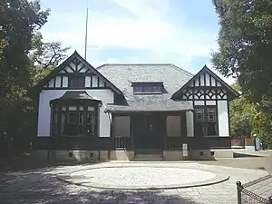 1905年芸予地震の際に倒壊した旧部材を用いて再建され現存する呉鎮守府司令長官官舎。後の2001年芸予地震でも建物が傾斜した。