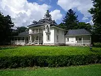 青木子爵家の那須別邸だった洋館(栃木県那須塩原市)。那須で青木農場を経営していた外務大臣青木周蔵子爵が明治21年に建設した。設計者は建築家松崎万長男爵。当初は中央の2階建て部分のみだったが、明治42年の増築で現在の姿となる。現在は「明治の森・黒磯」の一施設として一般公開されている。重要文化財