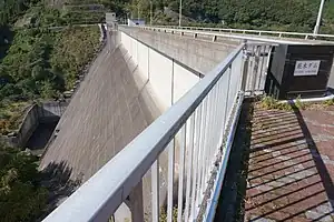 厳木ダムの堤体