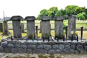 久昌寺墓地(一番右が吉乃の墓)