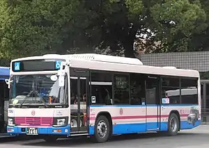 2017年以降多く導入されている日野・ブルーリボンこの車体は2019年に導入・運行開始した旧塗装復刻カラー車両