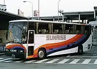 1988年に運行開始した大阪線(サンライズ号)この塗装がのちに当社高速車用共通デザインとして流用された。既に廃車