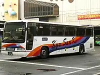 自社独自カラーとなって導入された3代目車両　日野・セレガFS（初代）（九州産交バス）