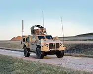 装甲銃塔(OGPK)、および AN/VLQ-12 CREW DUKE IED作動妨害装置を装備したL-ATV。