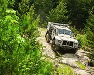 不整地を走行するL-ATV(試作車両)。