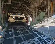 C-130により空輸されるL-ATV。