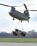 CH-47により空輸されるL-ATV。