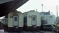 二条駅留置の余剰車クハネ581-7(右)