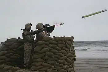 狭義の兵器、携帯式対空ミサイル（写真はアメリカのFIM-92 スティンガー）
