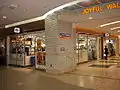 札幌アピア店（札幌市中央区）。看板の色が茶色になっている。