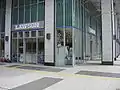 札幌ステーションタワー店（札幌市北区）。ビルの外観を損ねないよう、他の店舗とは異なった看板となっている。