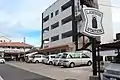 県立芸術大学前店（沖縄県那覇市）。景観に配慮し赤瓦を使用している。看板の色も違う。
