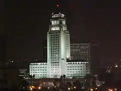 ウォルト・ディズニー・コンサートホールから見た夜の市庁舎