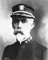 制帽を被るウィリアム・T・サンプソン（英語版）海軍少将（1899年頃）