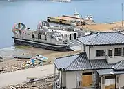 東日本大震災で災害派遣にあたるエアクッション艇4号