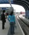 西方面から駅に接近する列車