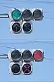 LEDレンズ式路面電車用信号機（2枚合成、上：青信号・黄色矢印、下：赤信号・赤×印）