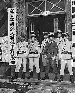 1949年(昭和24年)の夏服。サム・ブラウン・ベルトを装着し、木製警棒を持っている。在日本朝鮮人連盟本部の強制捜査で。