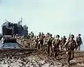 ウール製のシャツとズボンで上陸する米兵(1943年9月イタリア・サレルノ上陸)