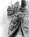 ハーネット・カウンティ（上右）、アコマウィ (USS Achomawi, ATF-148) とマンシー (USS Munsee, AT-107) が並ぶ後方に停泊する。メア・アイランド海軍造船所で、1946年3月28日