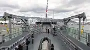 車両甲板。両舷にデッキクレーン、艦首側にはバウランプが見える。