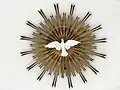 聖霊の鳩とイエスの光線と教会のキーストーン