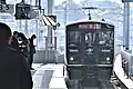 折尾駅に入線するBEC819系