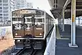 若松駅に停車中のBEC819系
