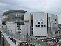 小田急線の駅舎方面と接続する東西自由通路より撮影（2015年11月17日）