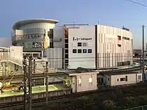 同じく東西自由通路より撮影、下部にはJR海老名駅のホームが見える（2015年11月28日）