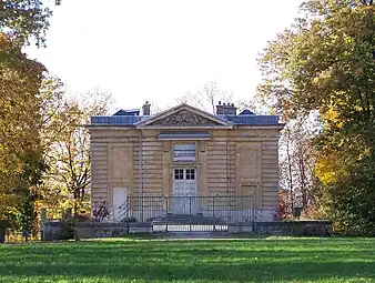 1750-1754年にルイ15世のためにアンジュ=ジャック・ガブリエルが築造した狩猟小屋パヴィヨン・デュ・ブュター(ル)(Le pavillon du Butard)。ヴェルサイユ宮殿近郊にある。